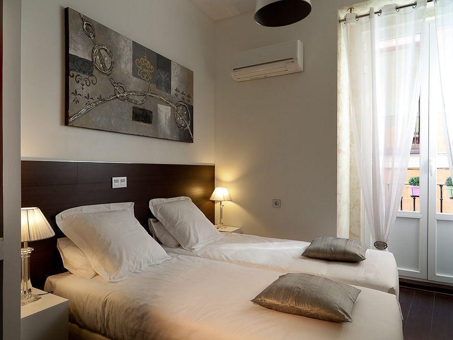 THC Latina Hostel Madrid Exterior foto